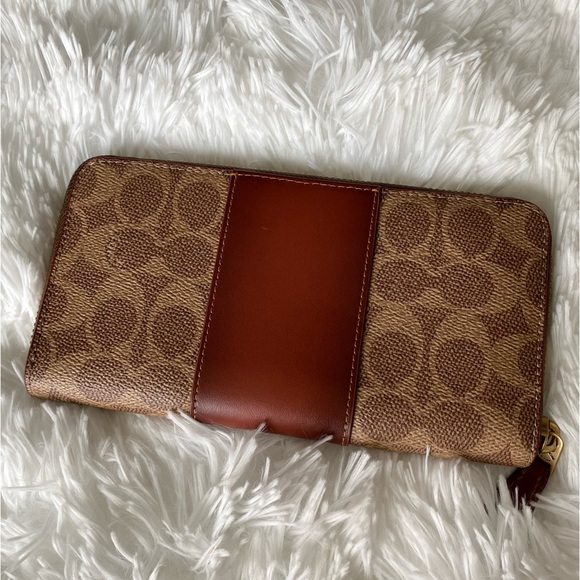 ✨COACH wallet✨ - Picture 2 of 3